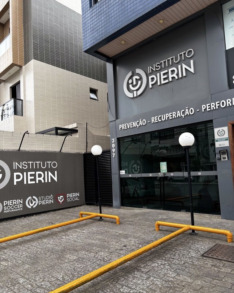 Fachada do prédio com vaga para carros